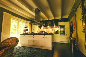 Nowoczesna kuchnia bez zapachów - jak wybrać odpowiedni okap kuchenny