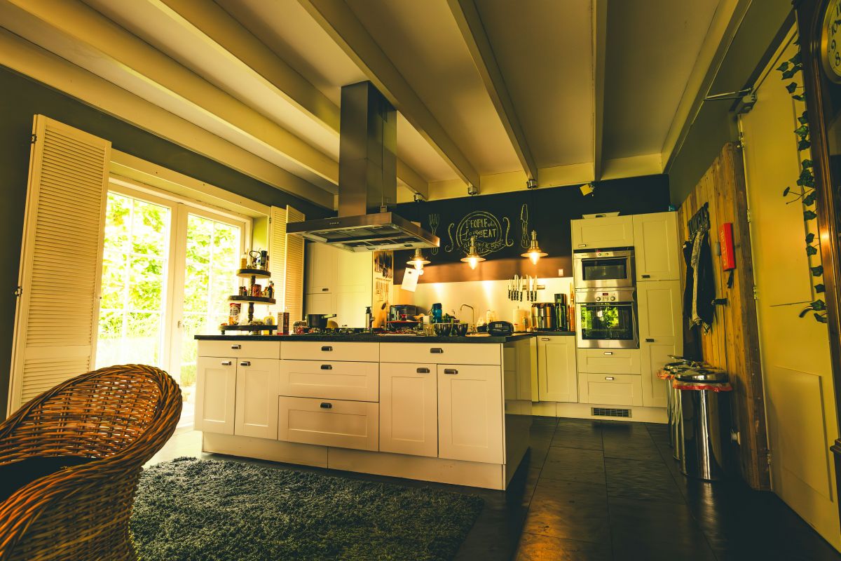 Nowoczesna kuchnia bez zapachów - jak wybrać odpowiedni okap kuchenny